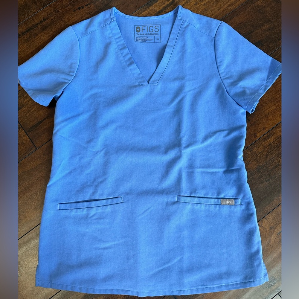 Figs women's Ceil Blue Casma - Three-Pocket Scrub Top - XS / Ceil Blue